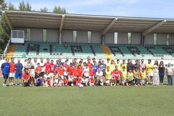 Pais, mães, dirigentes, treinadores e atletas juntos num jogo diferente